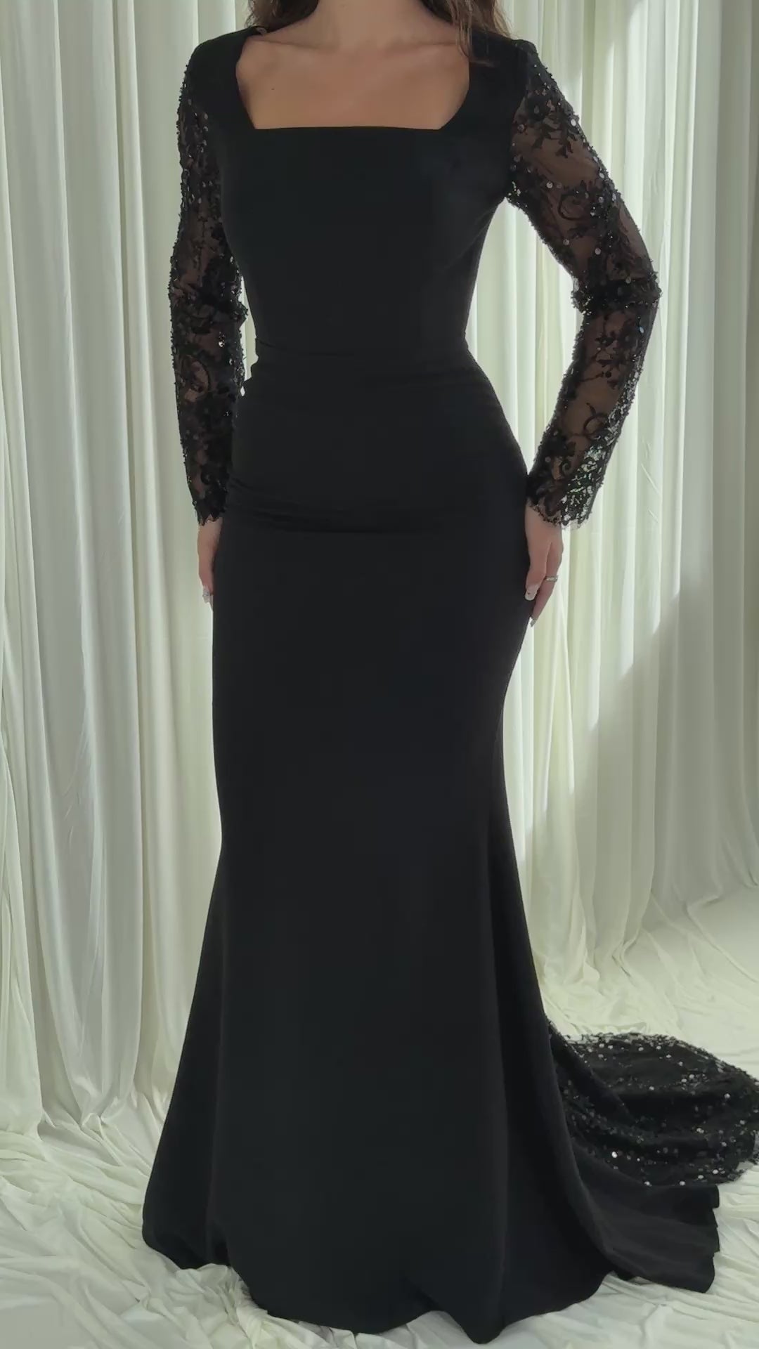 Vidéo de la robe de soirée noire Celin portée en mouvement