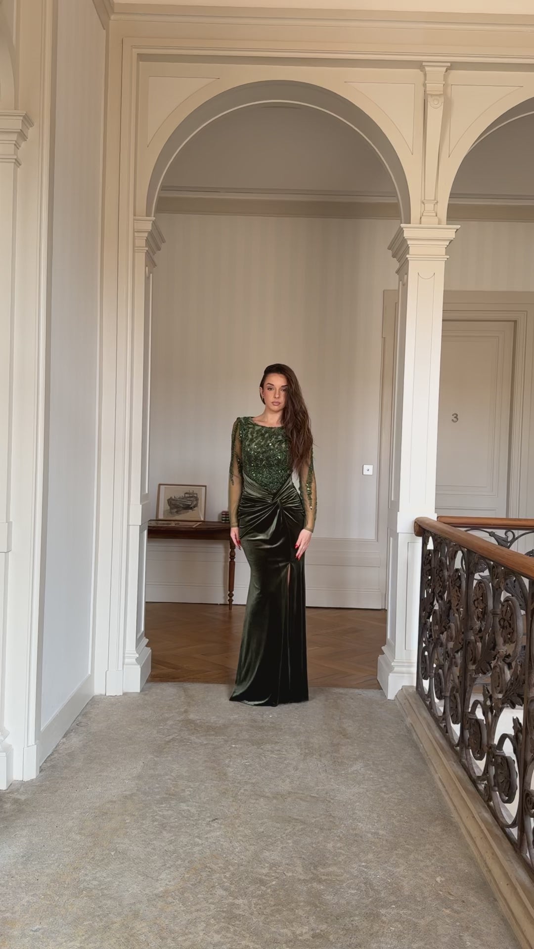 Robe de soirée vert en velour, élégante avec sequins, manches longues et coupe ajustée. Parfaite pour mariages, galas et événements formels.