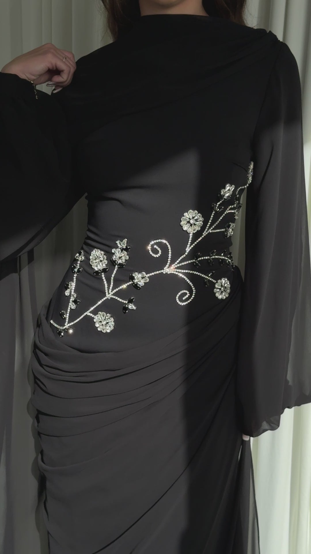 Robe de soirée modeste noire à écharpe cape brodée - Sefana