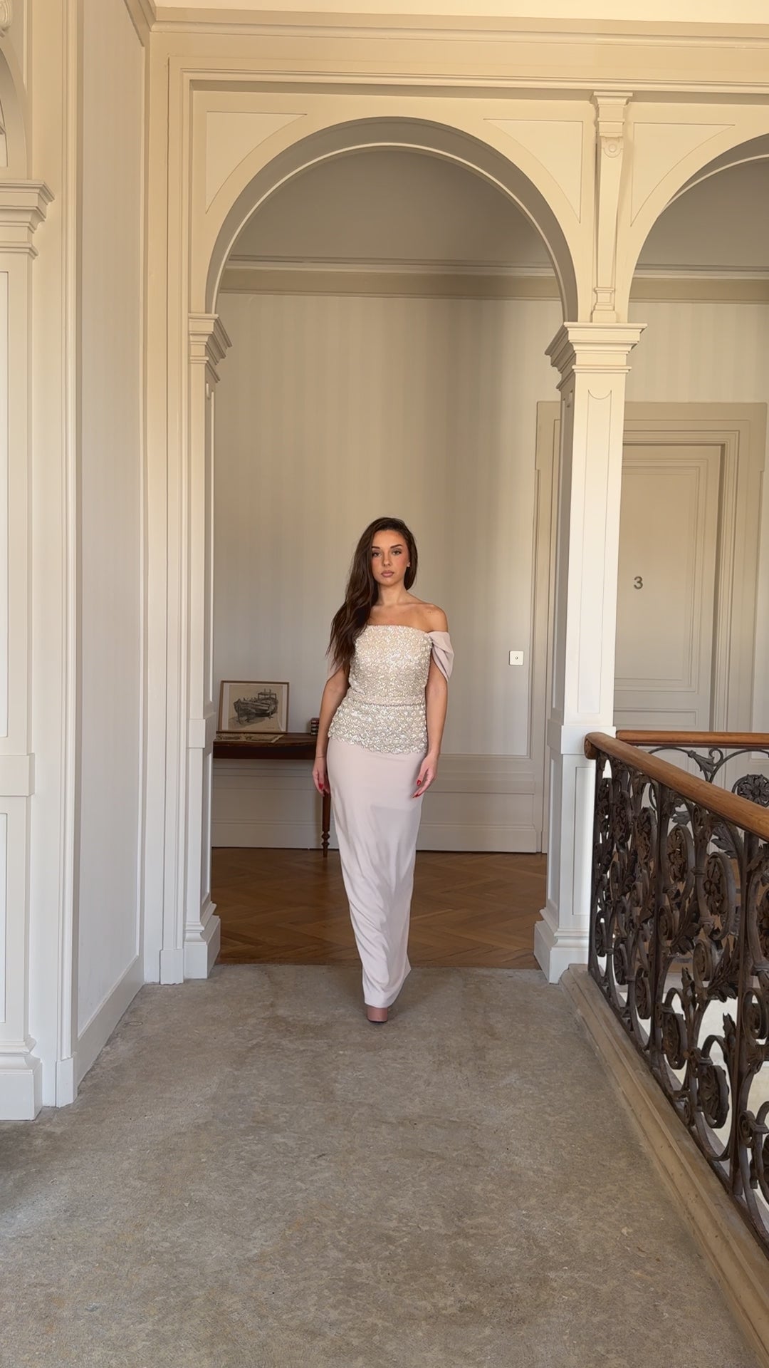 Longue robe de soirée beige élégante, fente à l'arrière, sans manche, col bateau, avec corset perlé pour type d'événement, gala, cérémonie, mariage