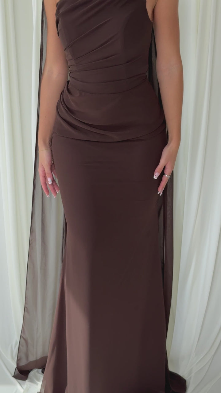 Robe de soirée marron Hilona portée et en mouvement