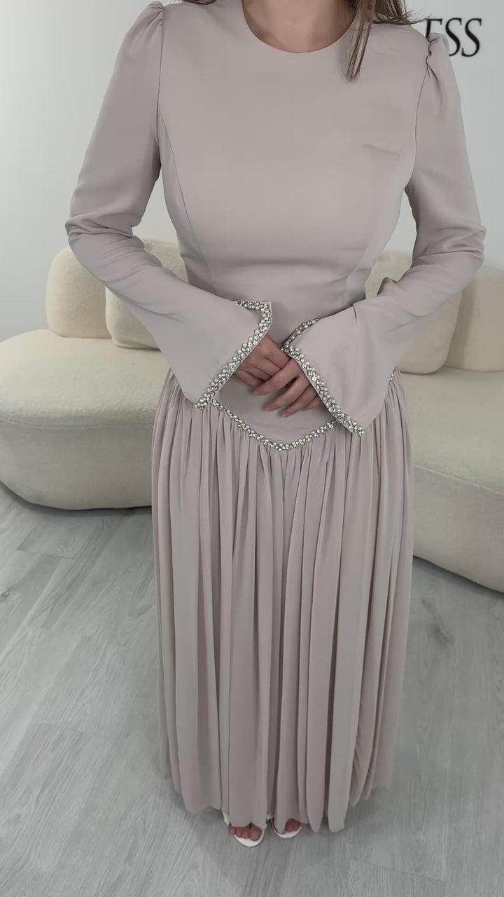 Robe de soirée modeste beige Nehir, portée et en mouvement