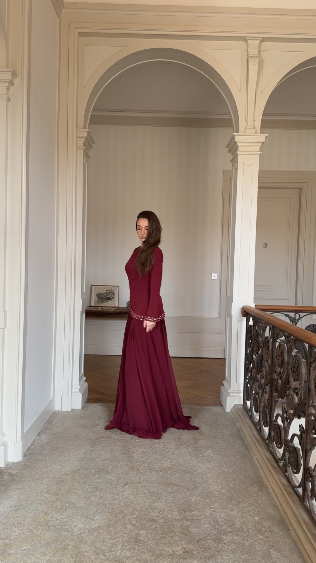 Longue robe de soirée élégante bordeaux, sans fente, col rond, manche longue, évasé mousseline en bas, perlé au rebord de manche, finition corset pour tout type d'événement mariage gala cérémonie