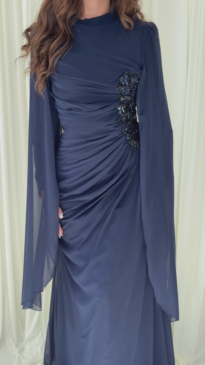 Robe de soirée modeste bleu marine Belina portée et en mouvement