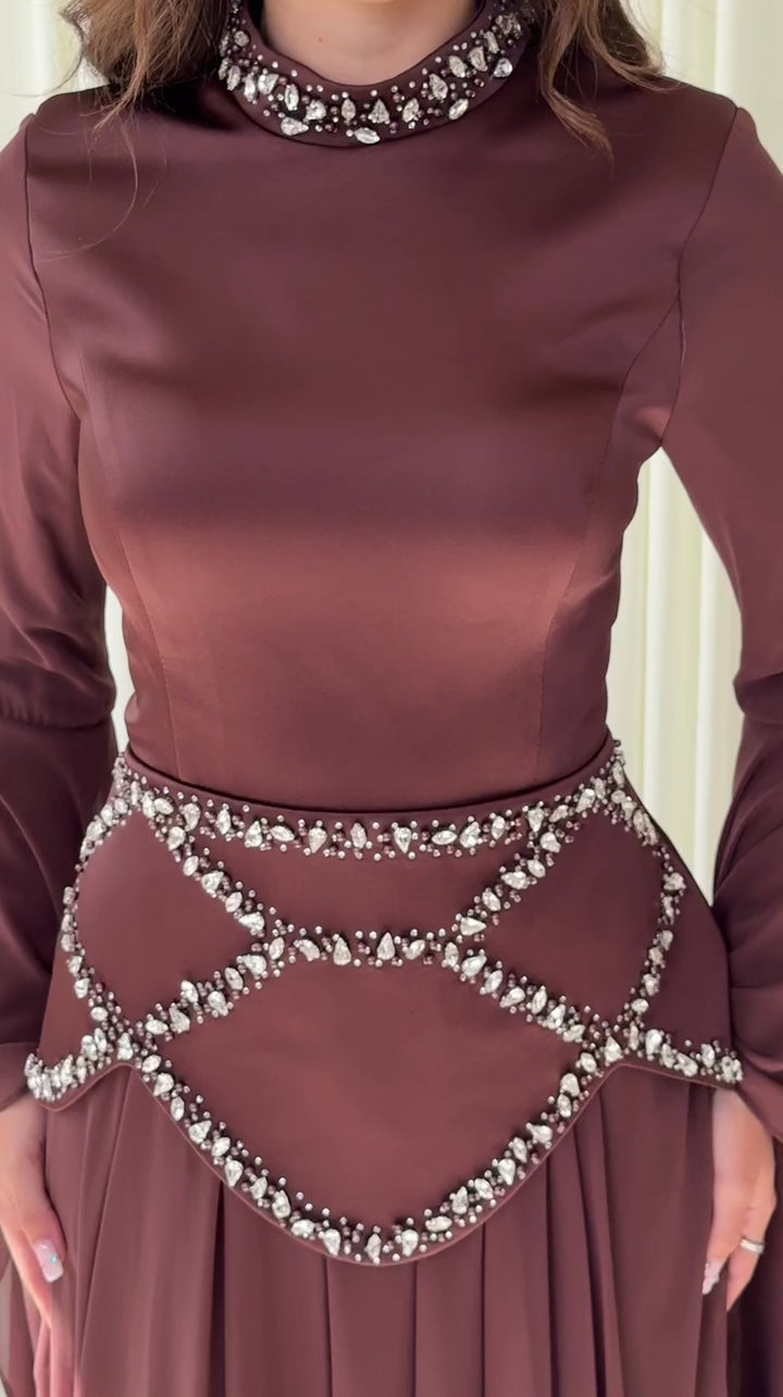 Robe de soirée modeste marron Ilvi portée et en mouvement
