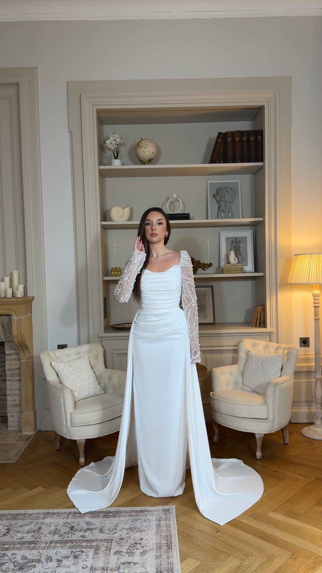 élégante robe de mariée blanc avec manches longues ornées, coupe flatteuse et tissu fluide, parfaite pour sublimer votre cérémonie.