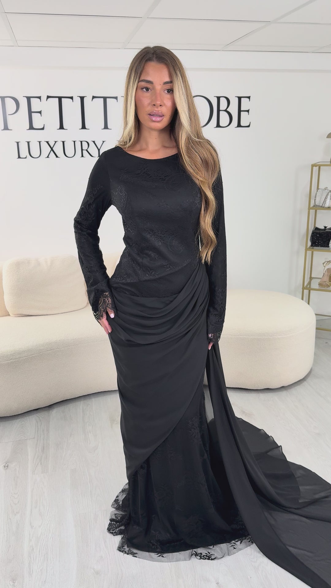 Robe de soirée modeste noire en dentelle Lys, portée et en mouvement