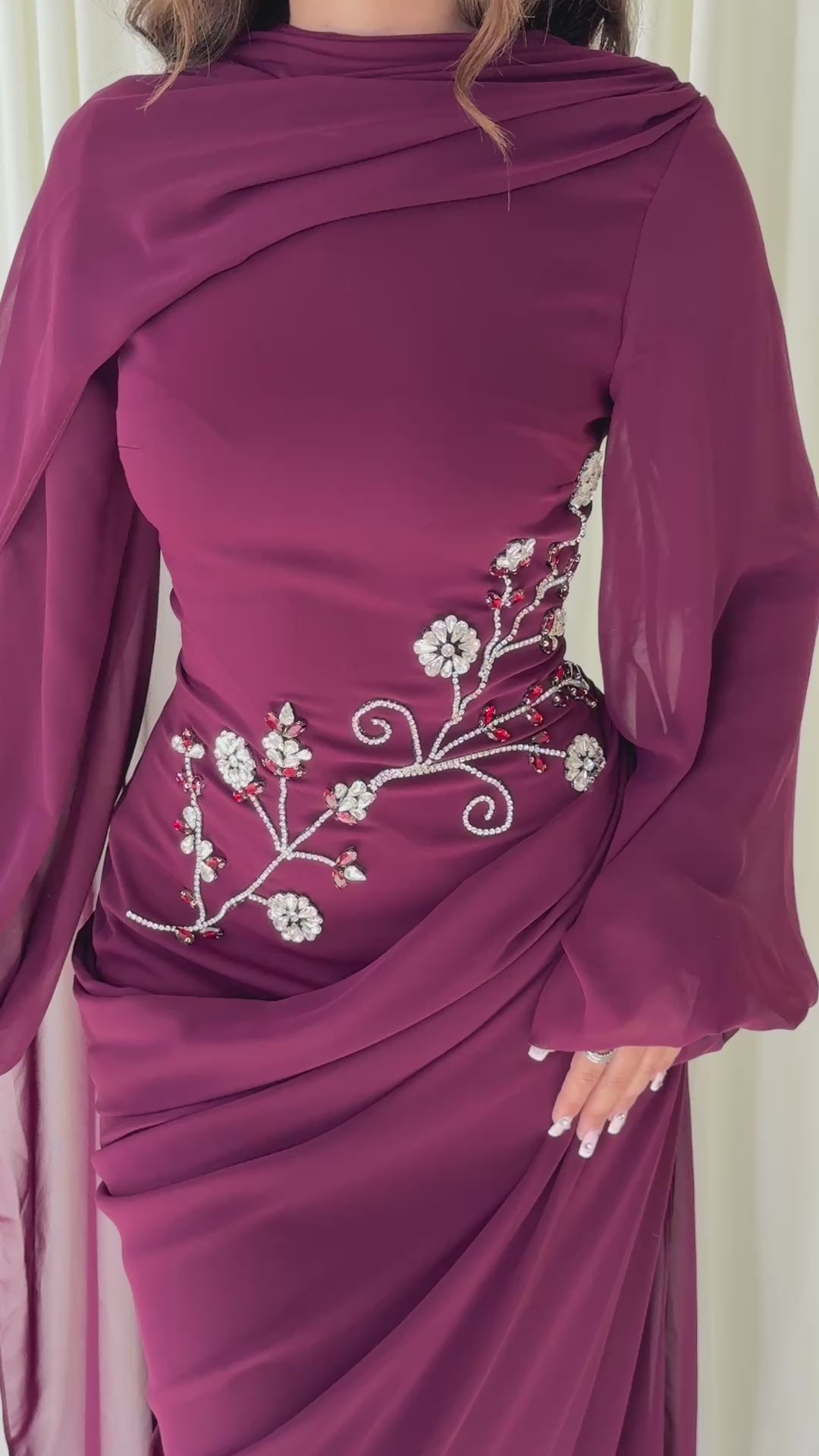 Robe de soirée modeste prune Sefana portée et en mouvement