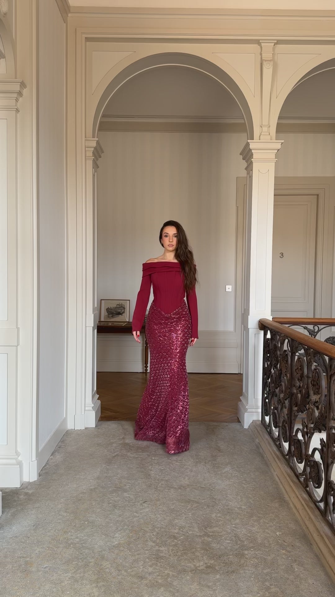 Longue robe de soirée bordeaux, col bateau, manche longue, sans fente, le bas entièrement perlés, pour tout type d'événement, gala, cérémonie, mariage demoiselle d'honneur