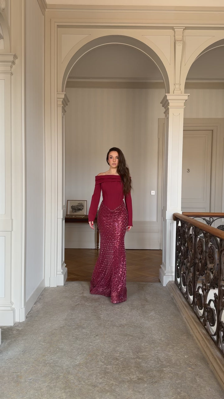 Longue robe de soirée bordeaux, col bateau, manche longue, sans fente, le bas entièrement perlés, pour tout type d'événement, gala, cérémonie, mariage demoiselle d'honneur