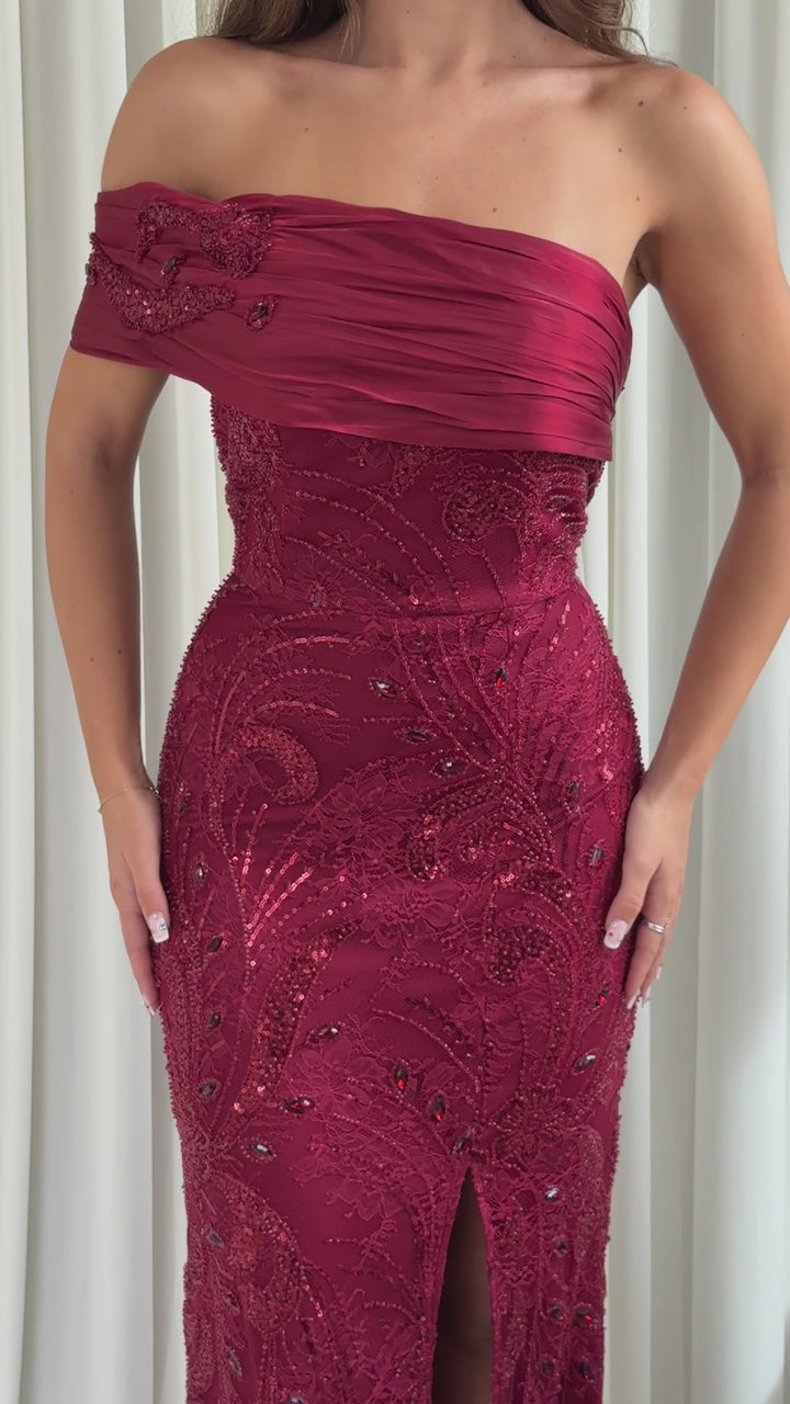 Robe de soirée bordeaux Talya portée et en mouvement