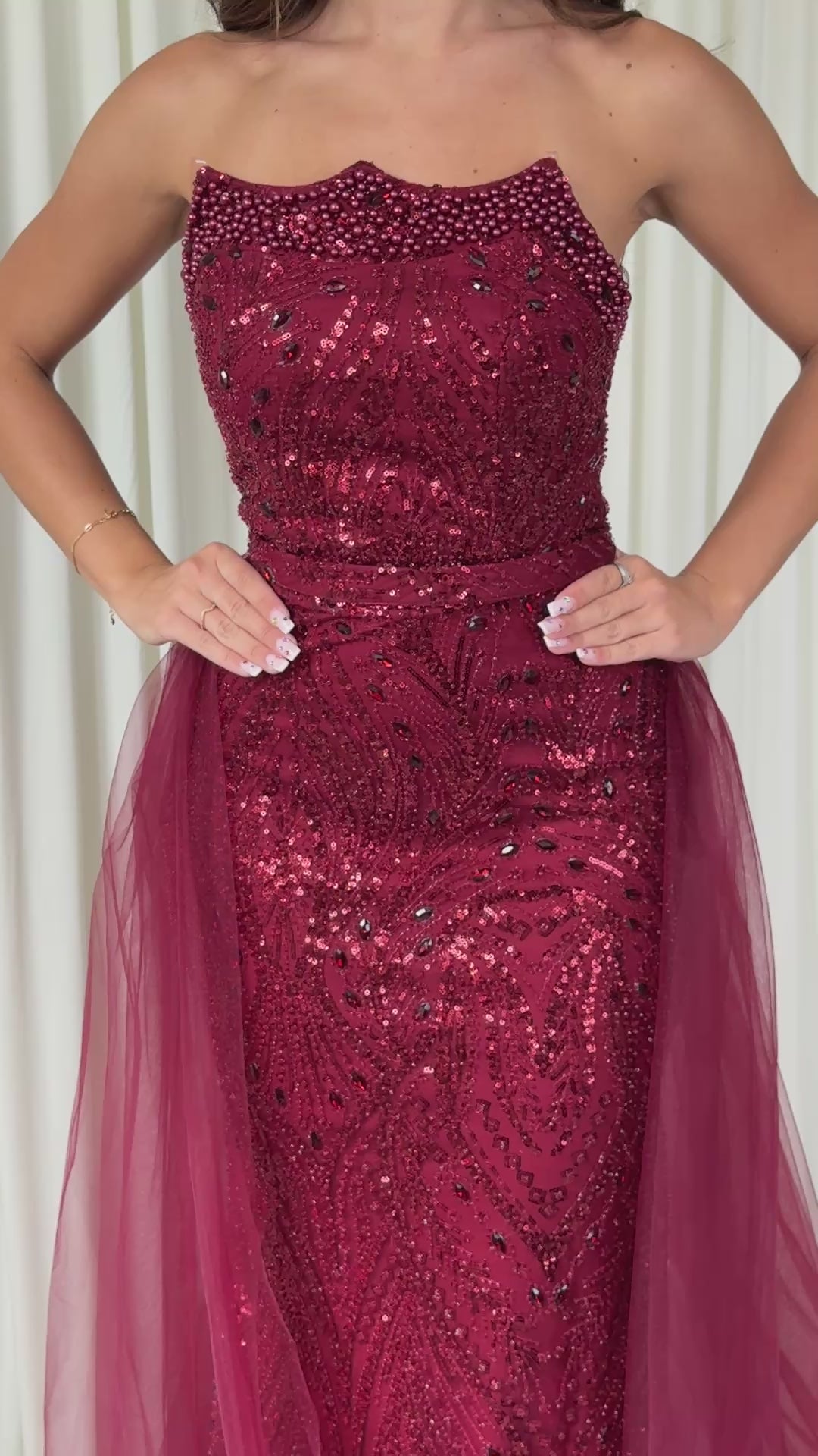 Robe de soirée bordeaux Sevda portée et en mouvement