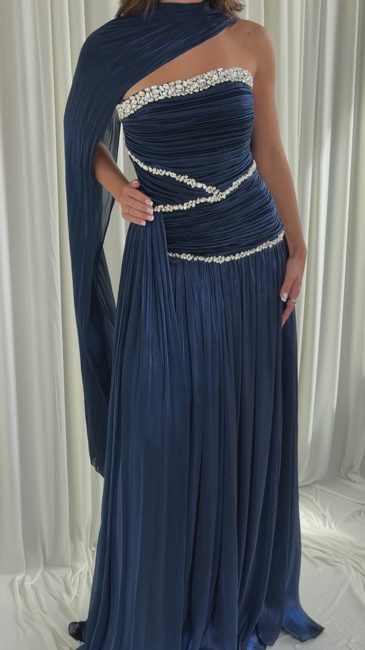 Robe de soirée bleu marine Selda portée et en mouvement