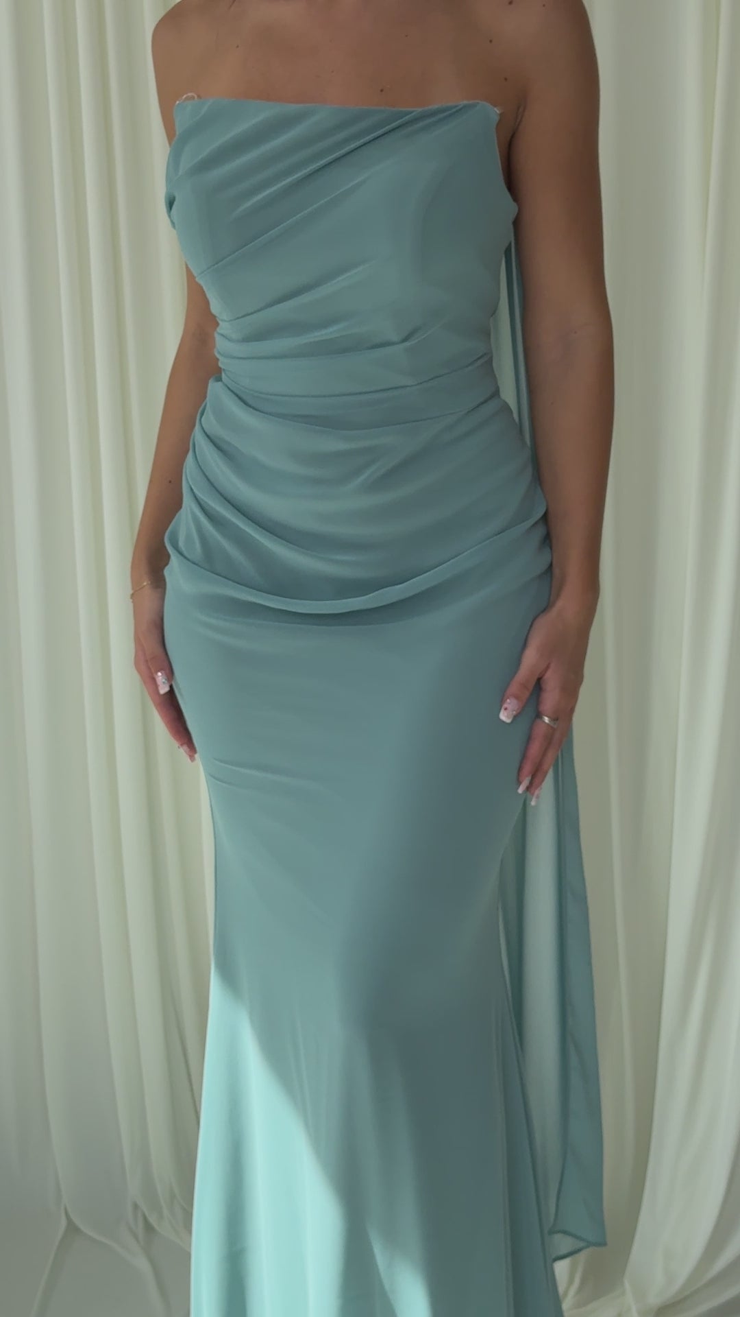 Robe de soirée vert d'eau Hilona portée et en mouvement