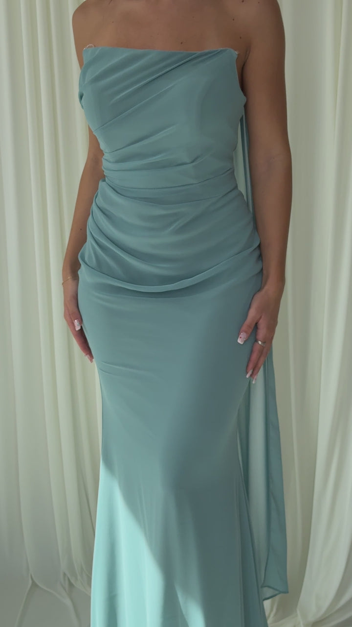 Robe de soirée vert d'eau Hilona portée et en mouvement