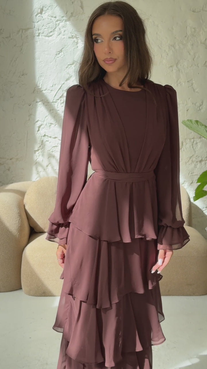 Robe de soirée modeste marron Filiz portée et en mouvement