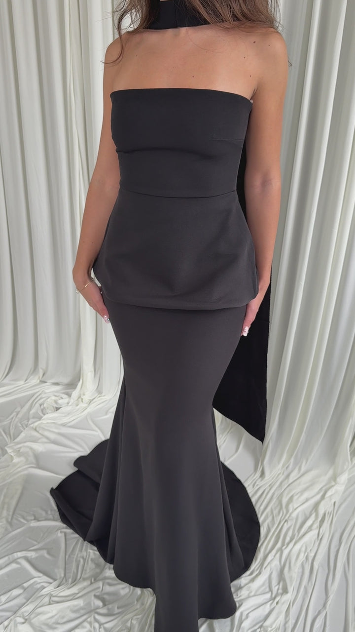 Vidéo de la robe de soirée noire Noé portée en mouvement