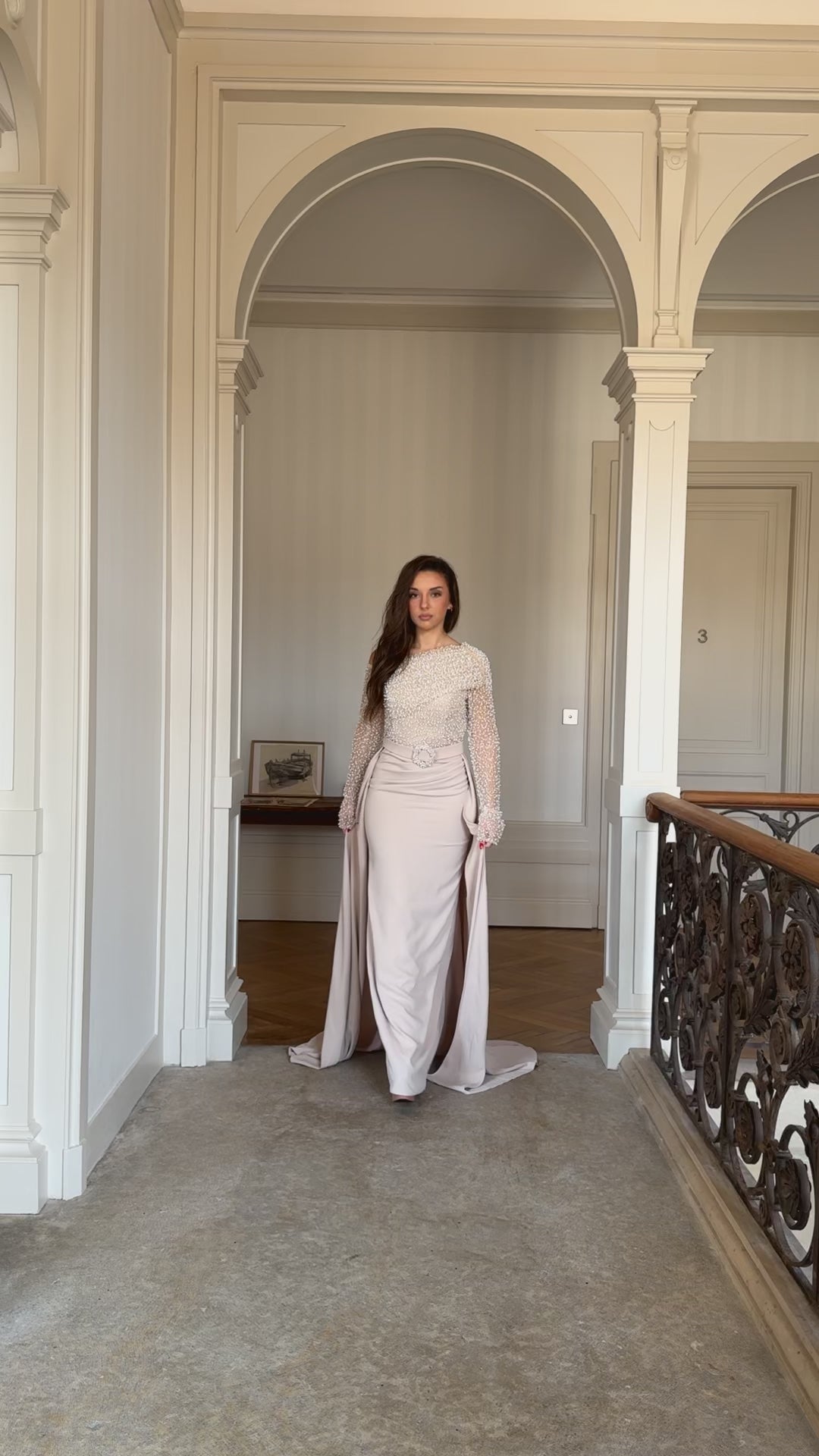 Longue robe de soirée beige élégante, entièrement perlé au buste, sans fente, col asymétrique, avec une traine, manche longue pour tout type d'événement, mariage, gala, cérémonie, demoiselle d'honneur