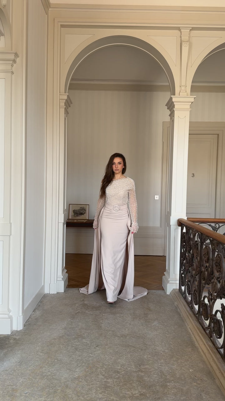 Longue robe de soirée beige élégante, entièrement perlé au buste, sans fente, col asymétrique, avec une traine, manche longue pour tout type d'événement, mariage, gala, cérémonie, demoiselle d'honneur