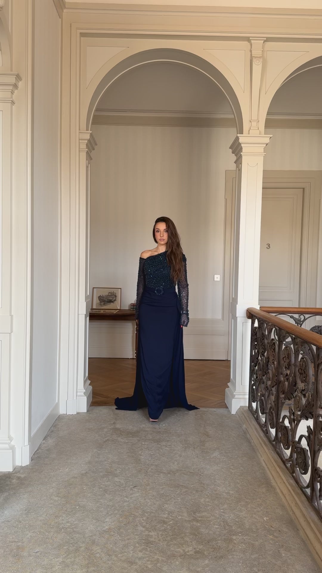 Longue robe de soirée bleu marine, entièrement perlé au buste, sans fente, col asymétrique, avec une traine, manche longue pour tout type d'événement, mariage, gala, cérémonie, demoiselle d'honneur