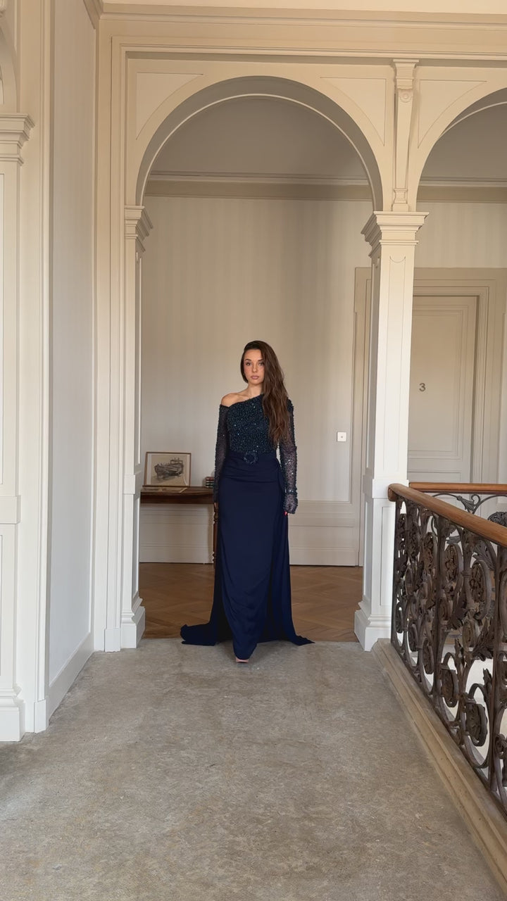 Longue robe de soirée bleu marine, entièrement perlé au buste, sans fente, col asymétrique, avec une traine, manche longue pour tout type d'événement, mariage, gala, cérémonie, demoiselle d'honneur
