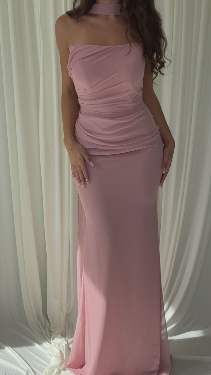 Robe de soirée rose Hilona portée et en mouvement