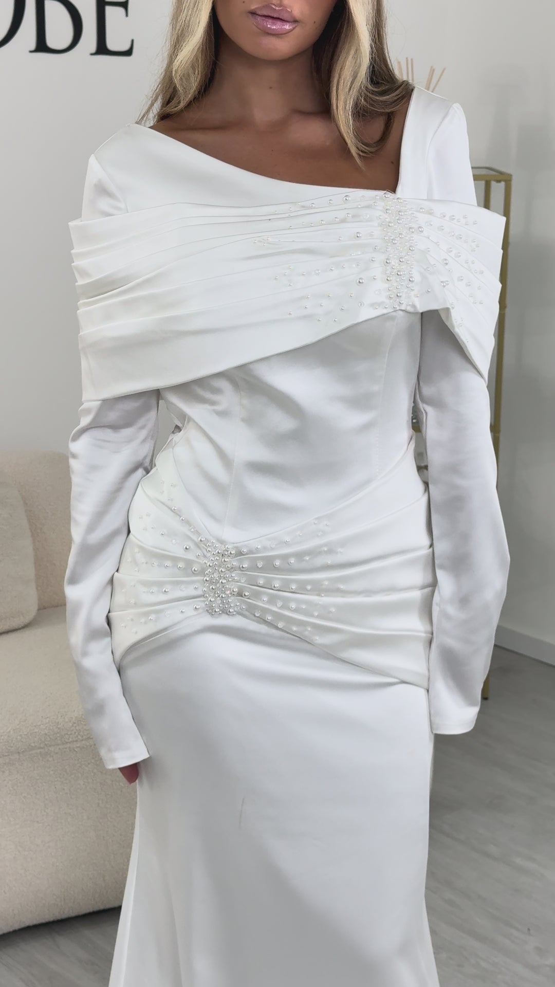 Robe de mariée sirène blanche Laura en satin, portée et en mouvement
