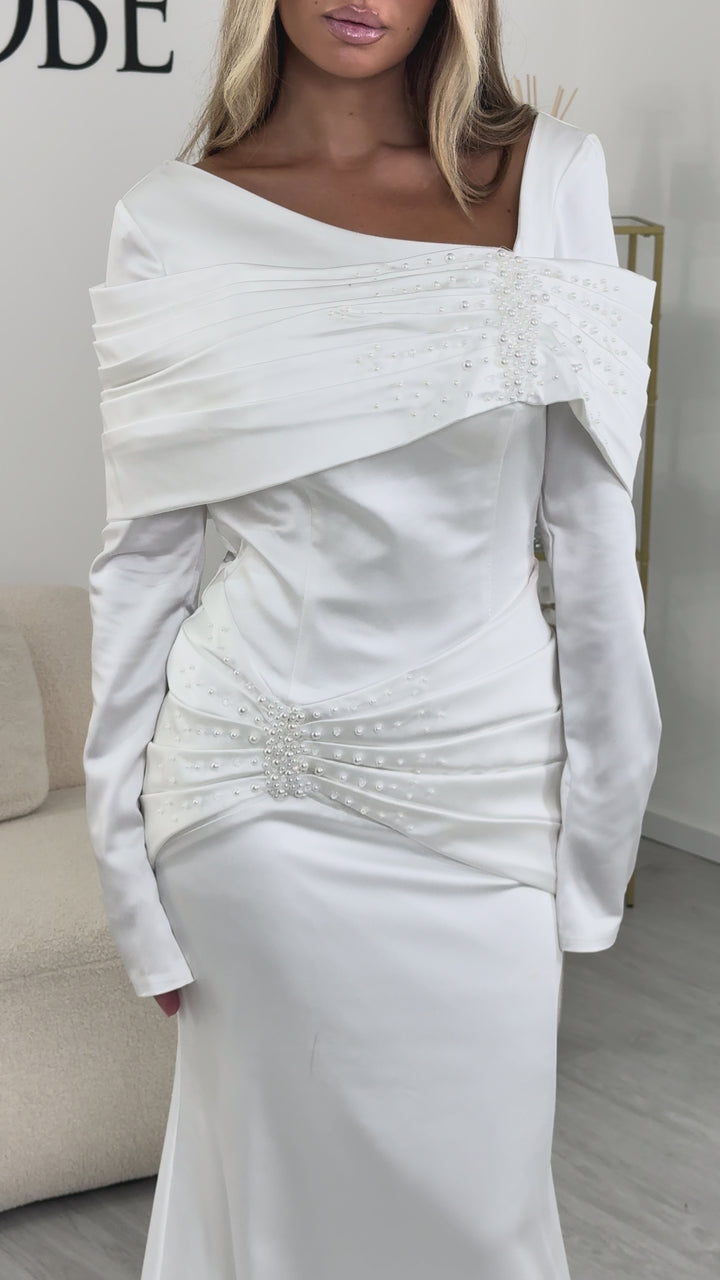 Robe de mariée sirène blanche Laura en satin, portée et en mouvement