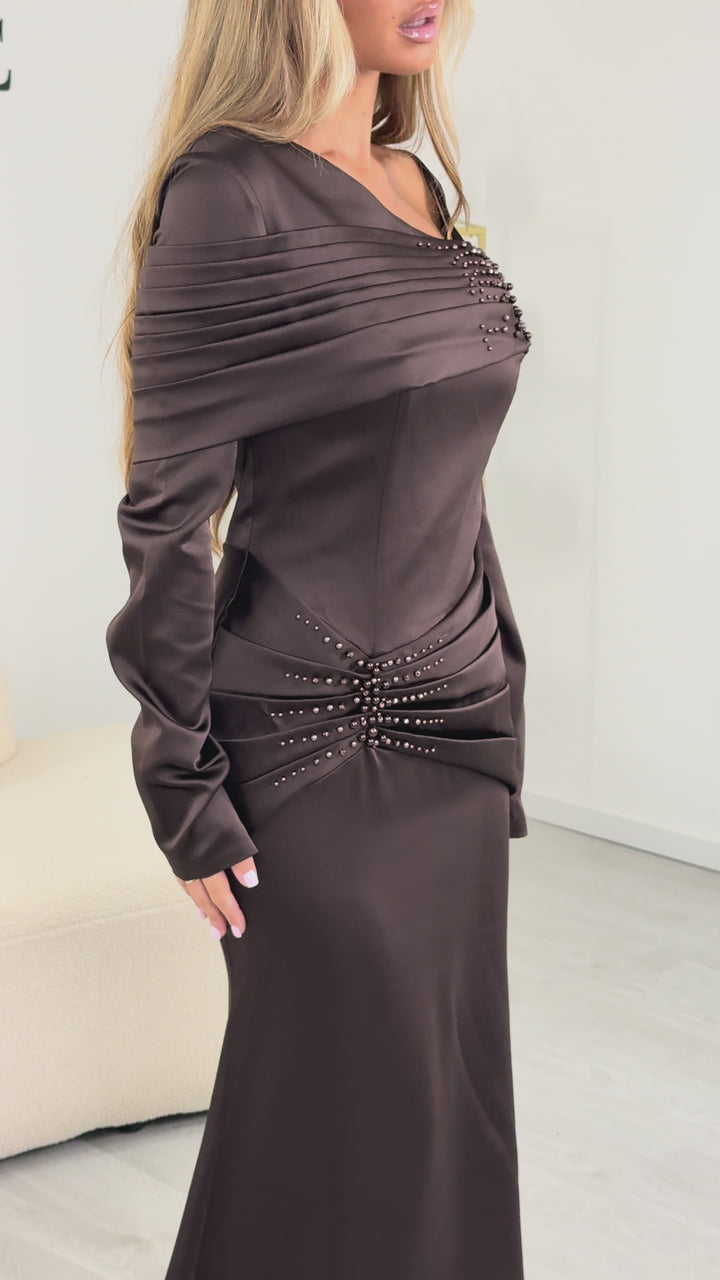 Robe de soirée marron sirène Laura en satin, portée et en mouvement