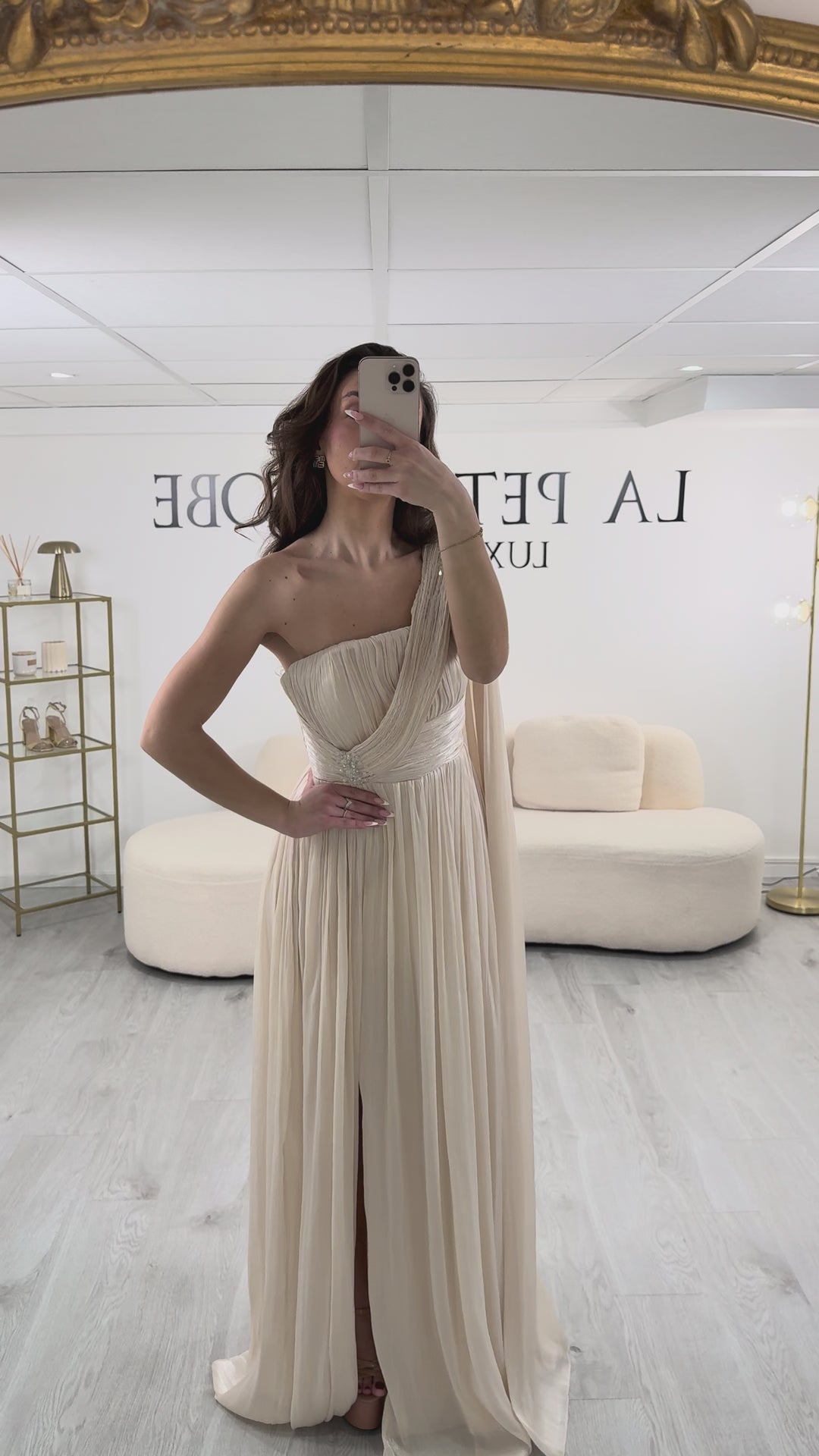 Robe de soirée beige élégante sans manche avec fente pour tout type d'événement mariage cérémonie demoiselle d'honneure - Camélia LaPetiteRobe