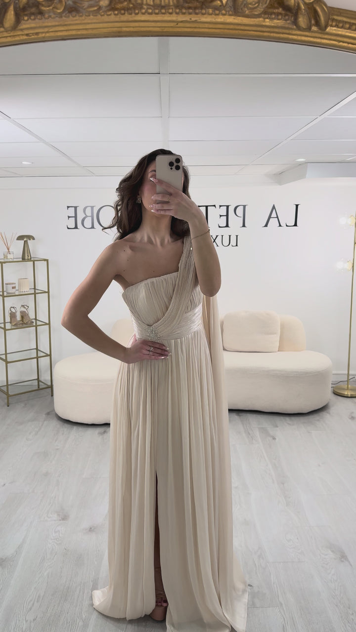Robe de soirée beige élégante sans manche avec fente pour tout type d'événement mariage cérémonie demoiselle d'honneure - Camélia LaPetiteRobe