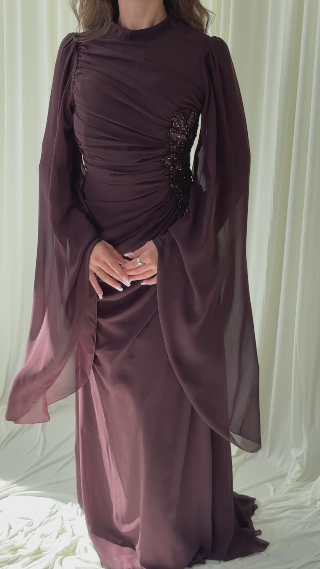 Robe de soirée modeste marron Belina portée et en mouvement