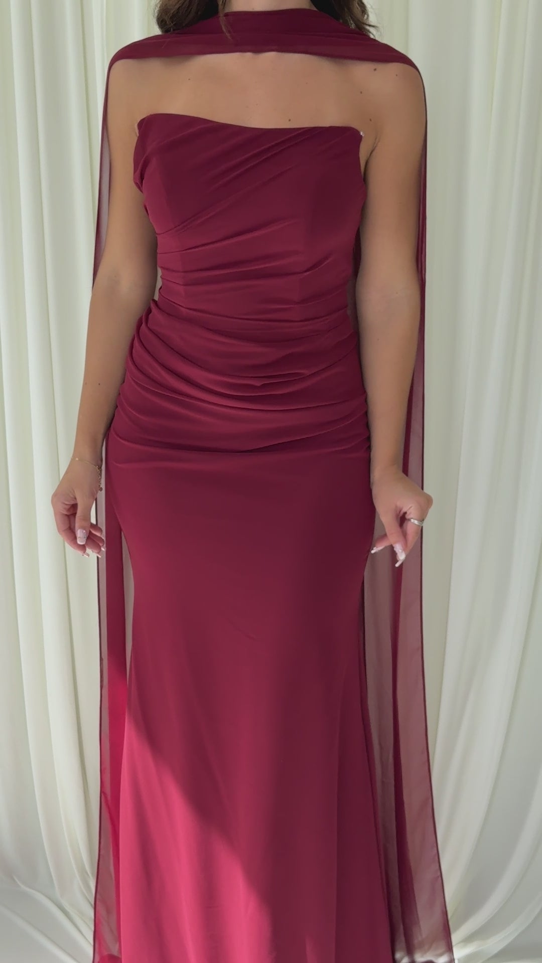 Robe de soirée bordeaux Hilona portée et en mouvement