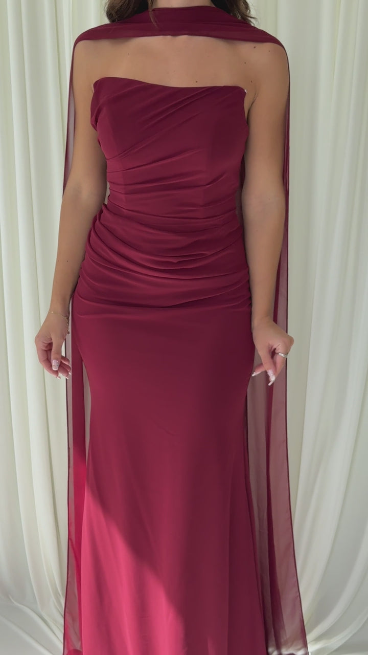 Robe de soirée bordeaux Hilona portée et en mouvement