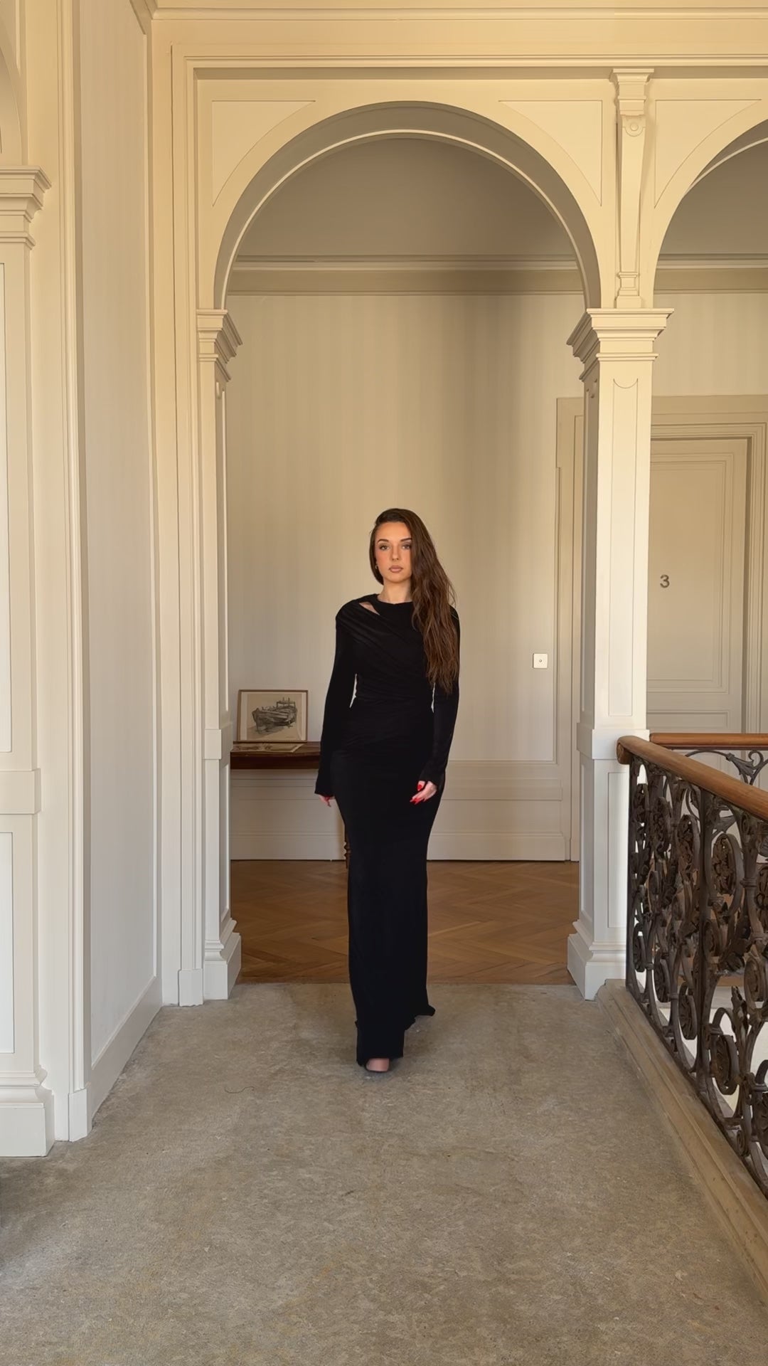 Longue robe de soirée chic noir, manche longue, sans fente, col rond pour tout type d'évenement, mariage, gala, cérémonie
