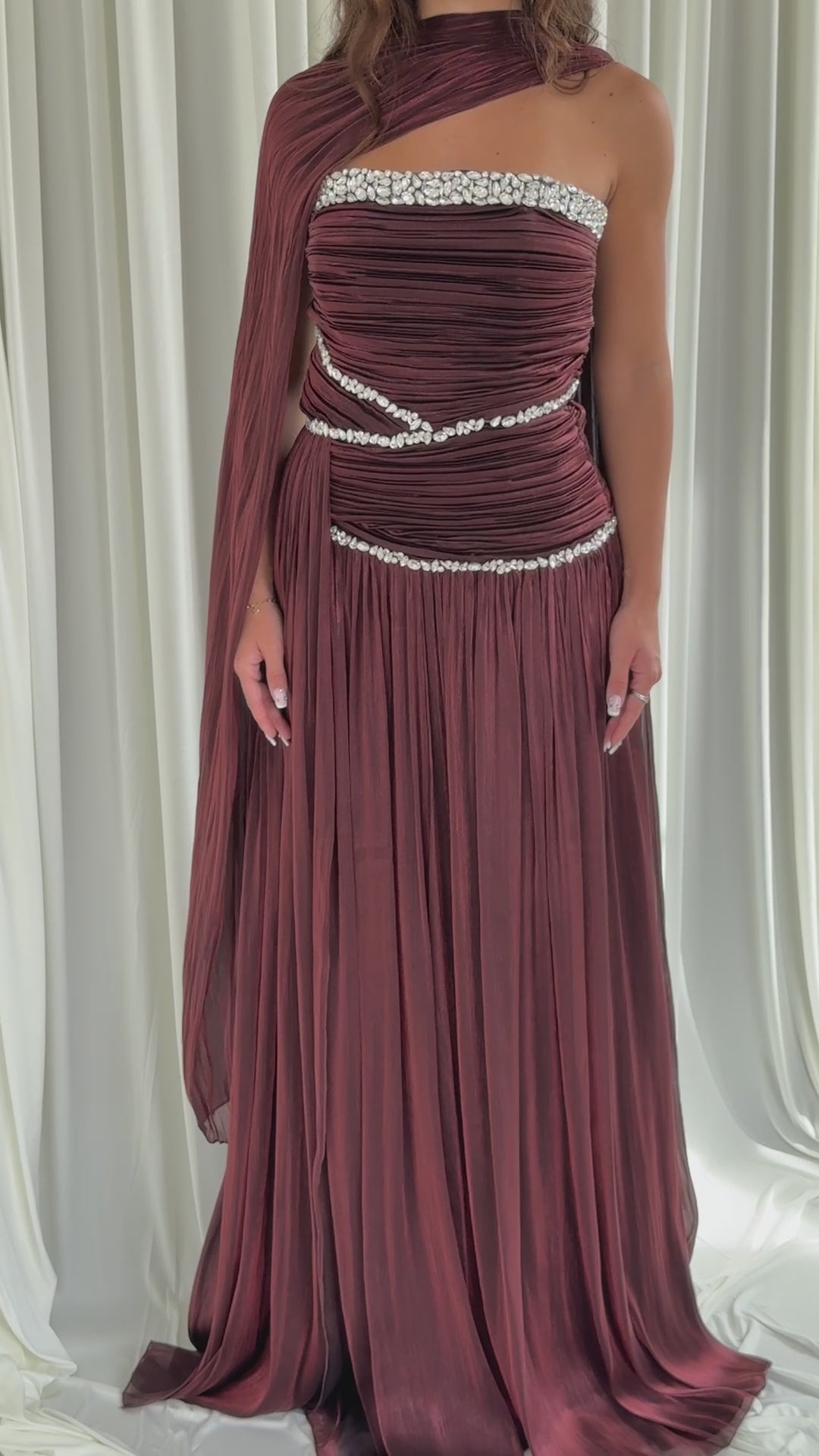 Vestido de noche marrón plisado palabra de honor con strass – Selda