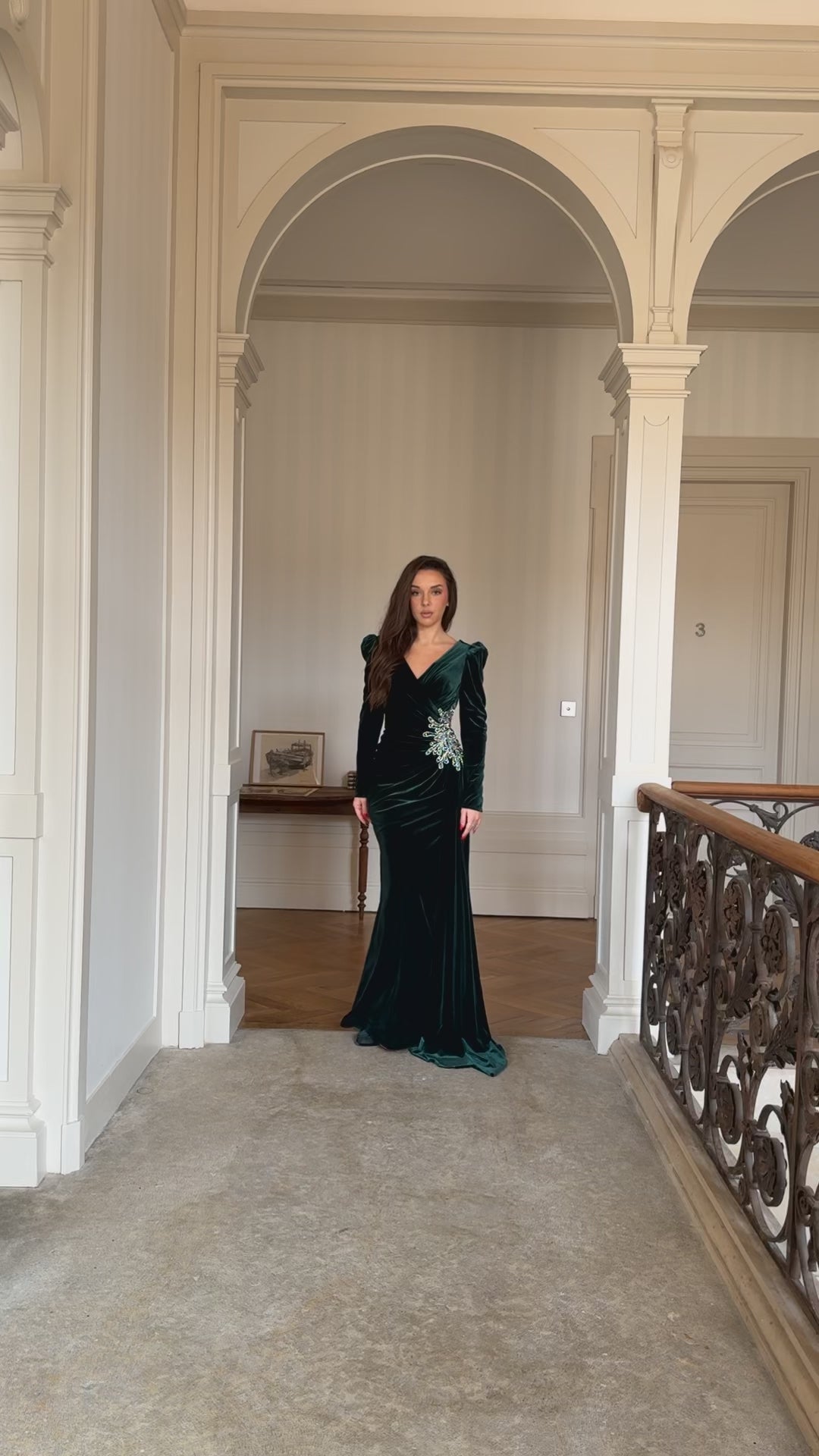 Robe de soirée élégante verte émeraude en velour, élégante avec sequins, manches longues et coupe ajustée.