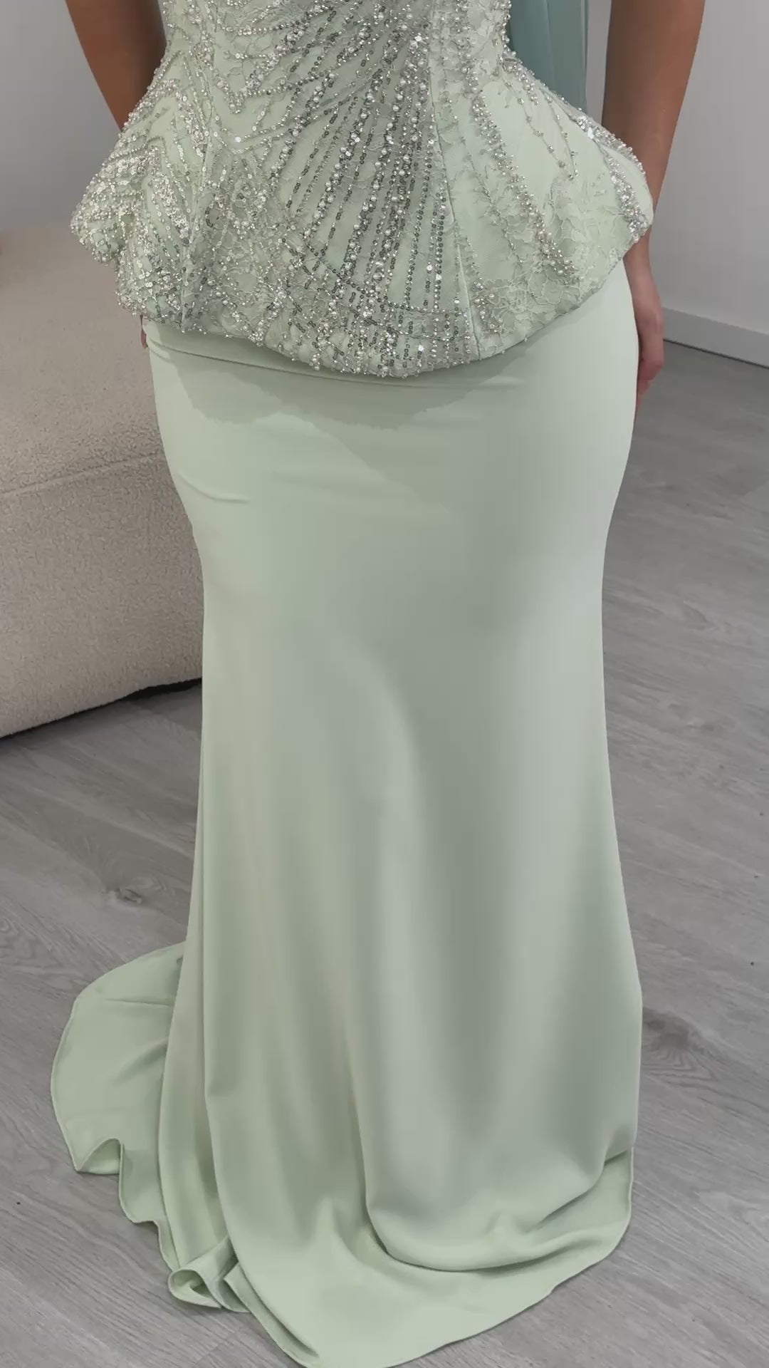 Robe de soirée deux pièces vert d'eau Eylin, portée et en mouvement
