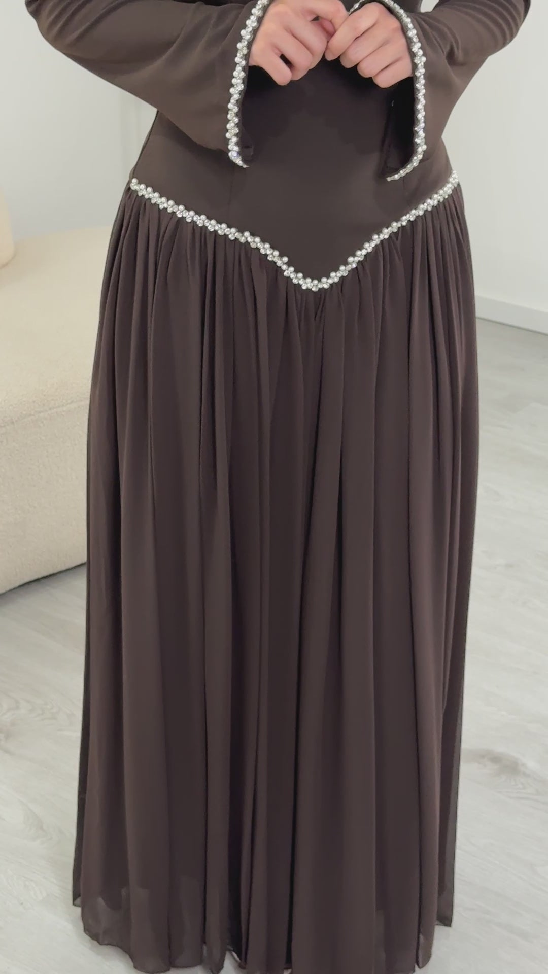 Robe de soirée modeste marron Nehir, portée et en mouvement
