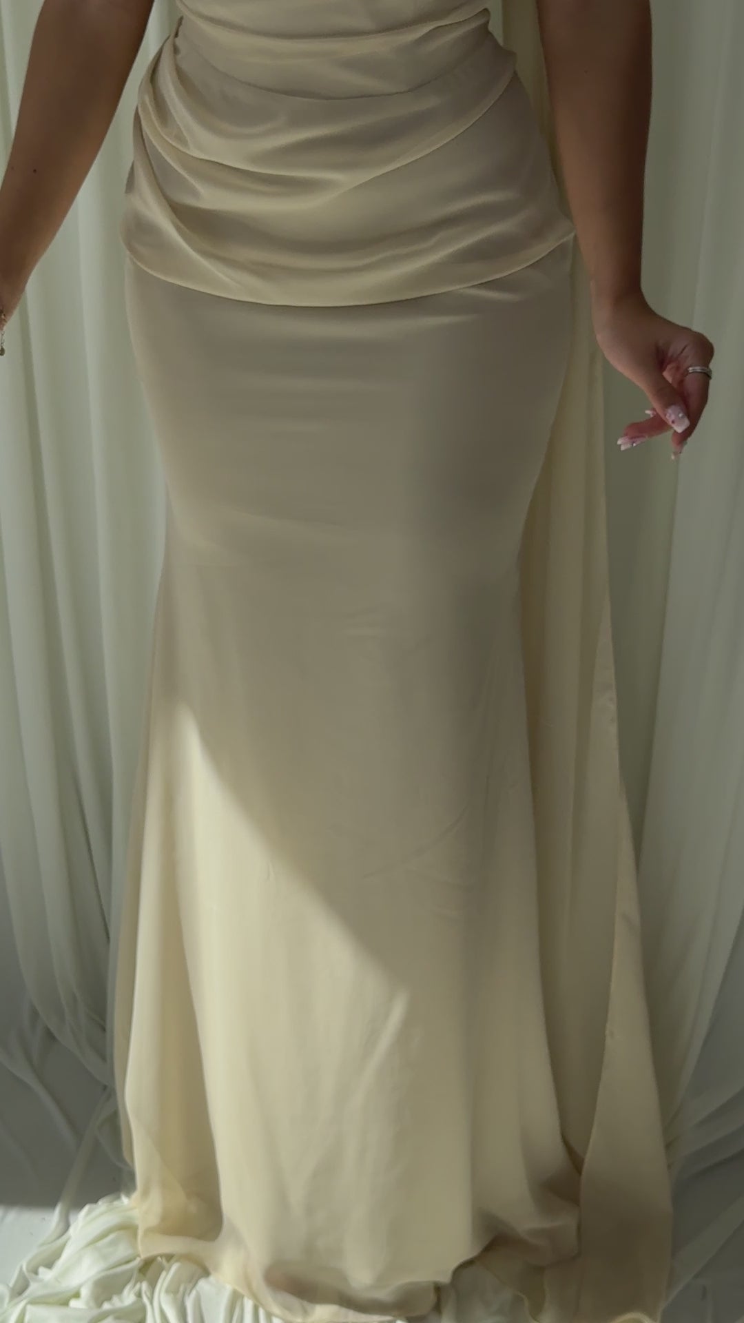 Robe de soirée beige Hilona portée et en mouvement