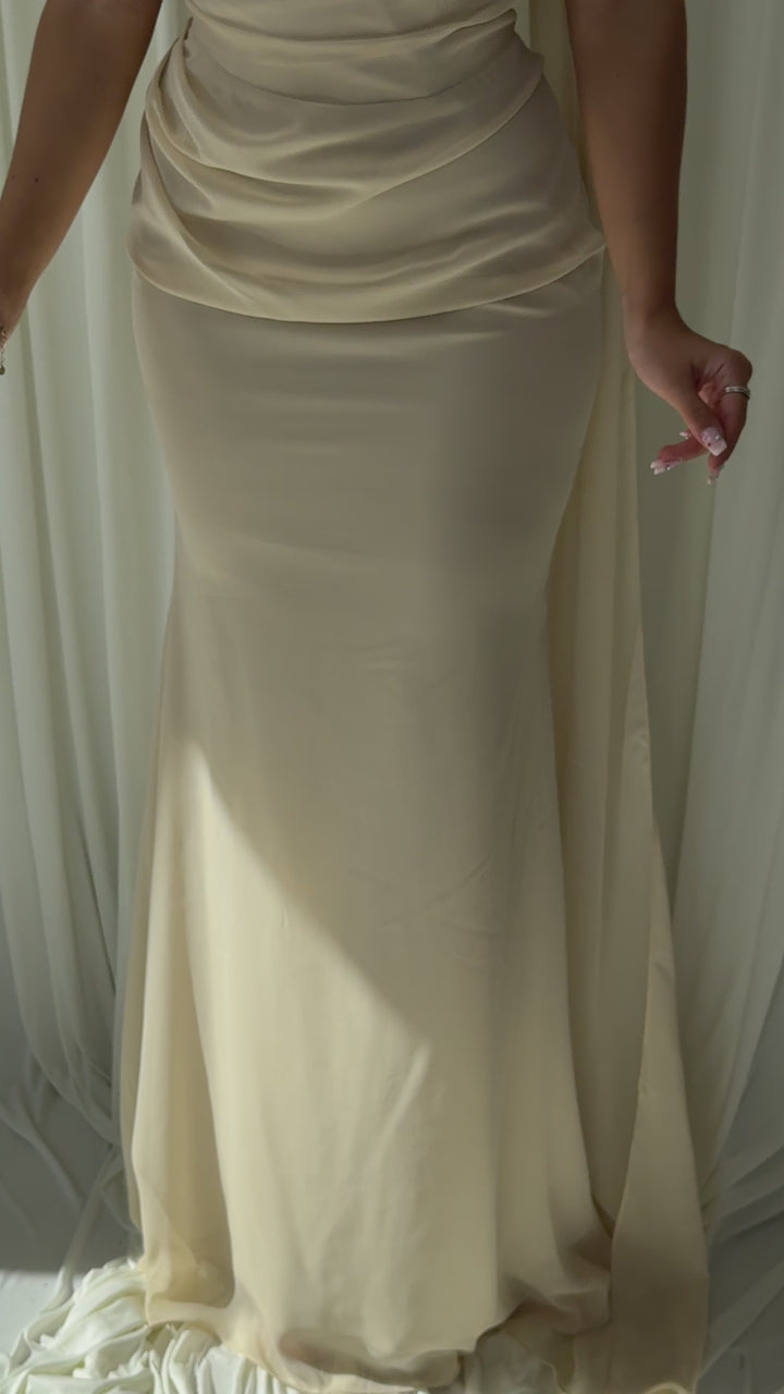 Robe de soirée beige Hilona portée et en mouvement