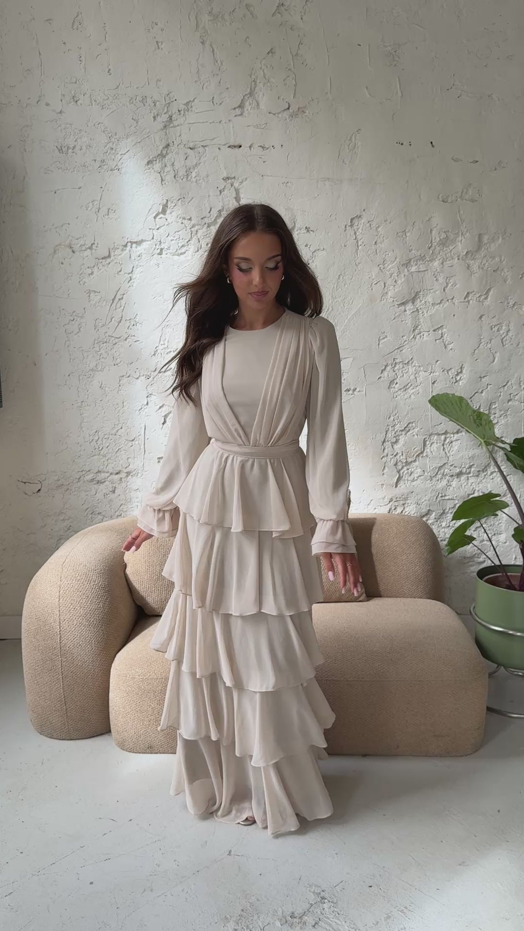 Robe de soirée modeste beige Filiz portée et en mouvement