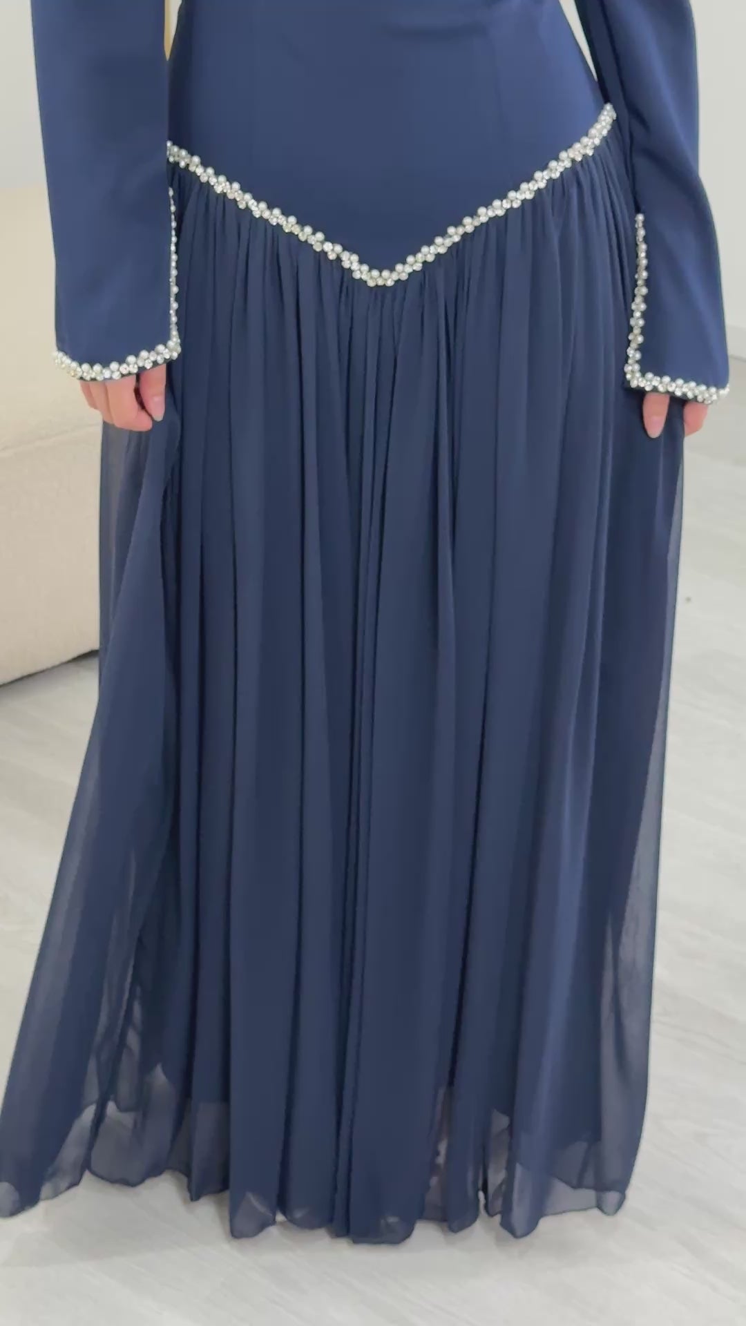 Robe de soirée modeste bleu marine Nehir, portée et en mouvement