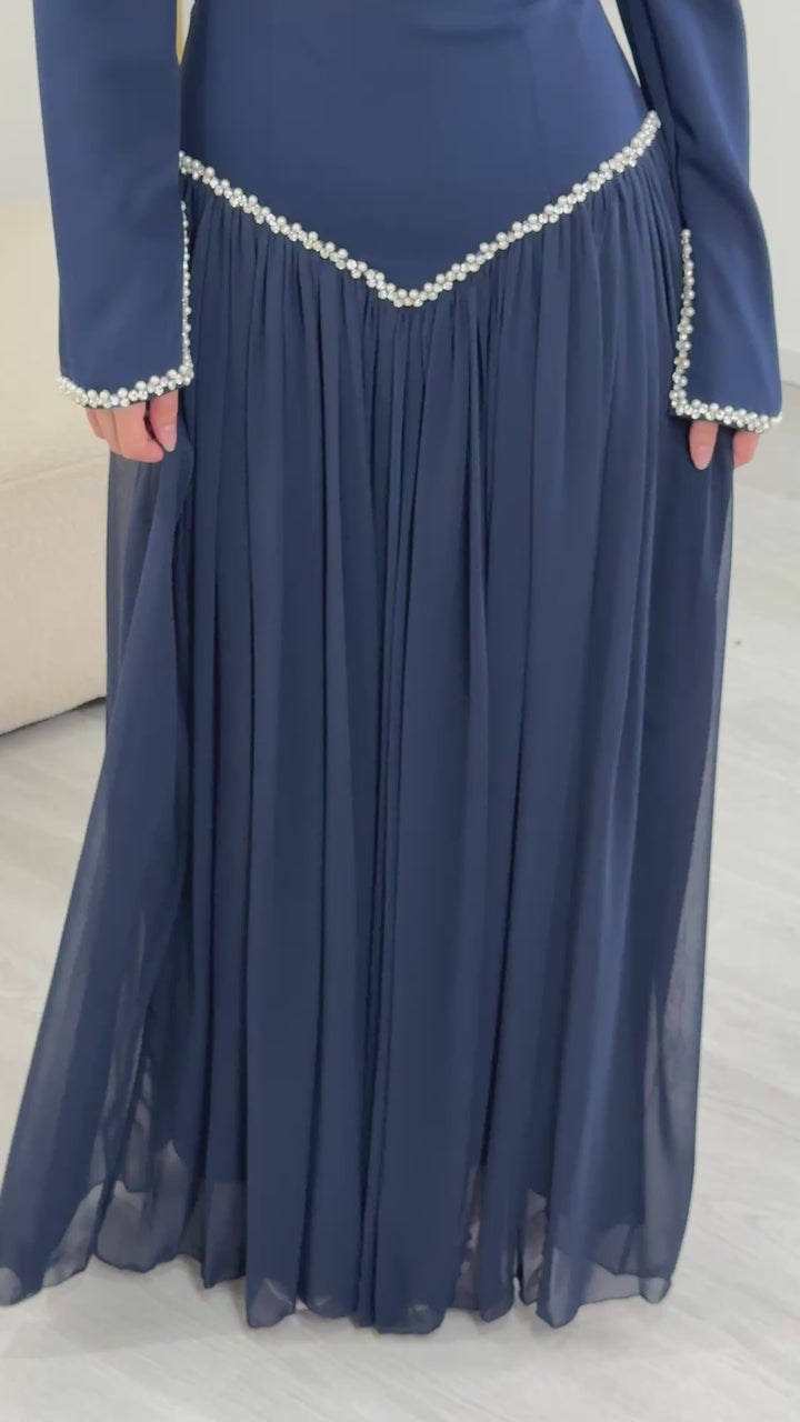 Robe de soirée modeste bleu marine Nehir, portée et en mouvement