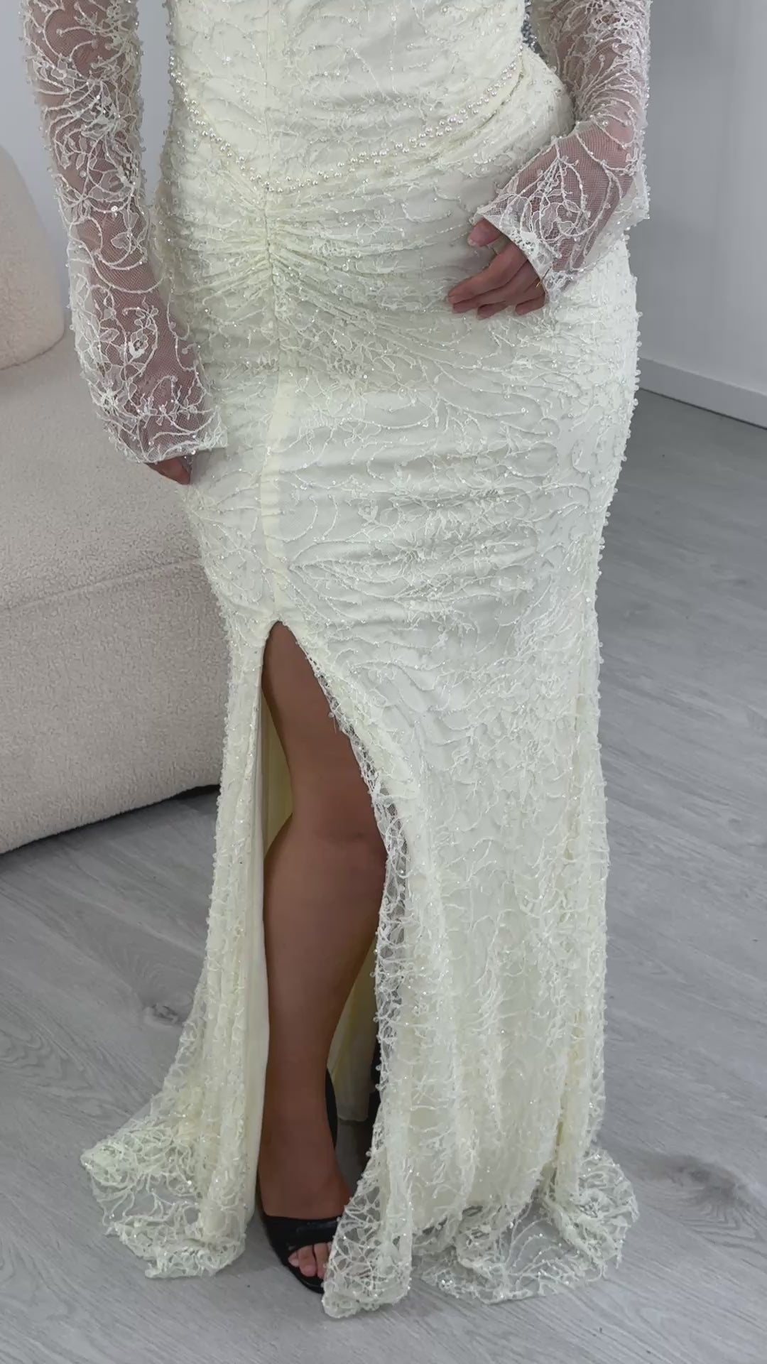 Robe de soirée jaune perlée Nilay, portée et en mouvement