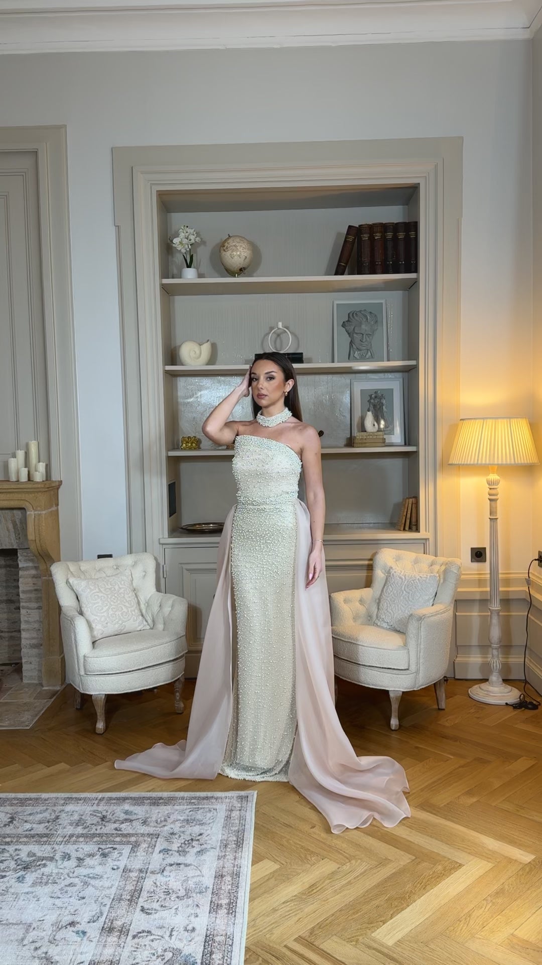 Longue robe de soirée beige élégante, col bustier sans manches, coupe fluide sans fente. Une robe raffinée pour vos soirées chic.